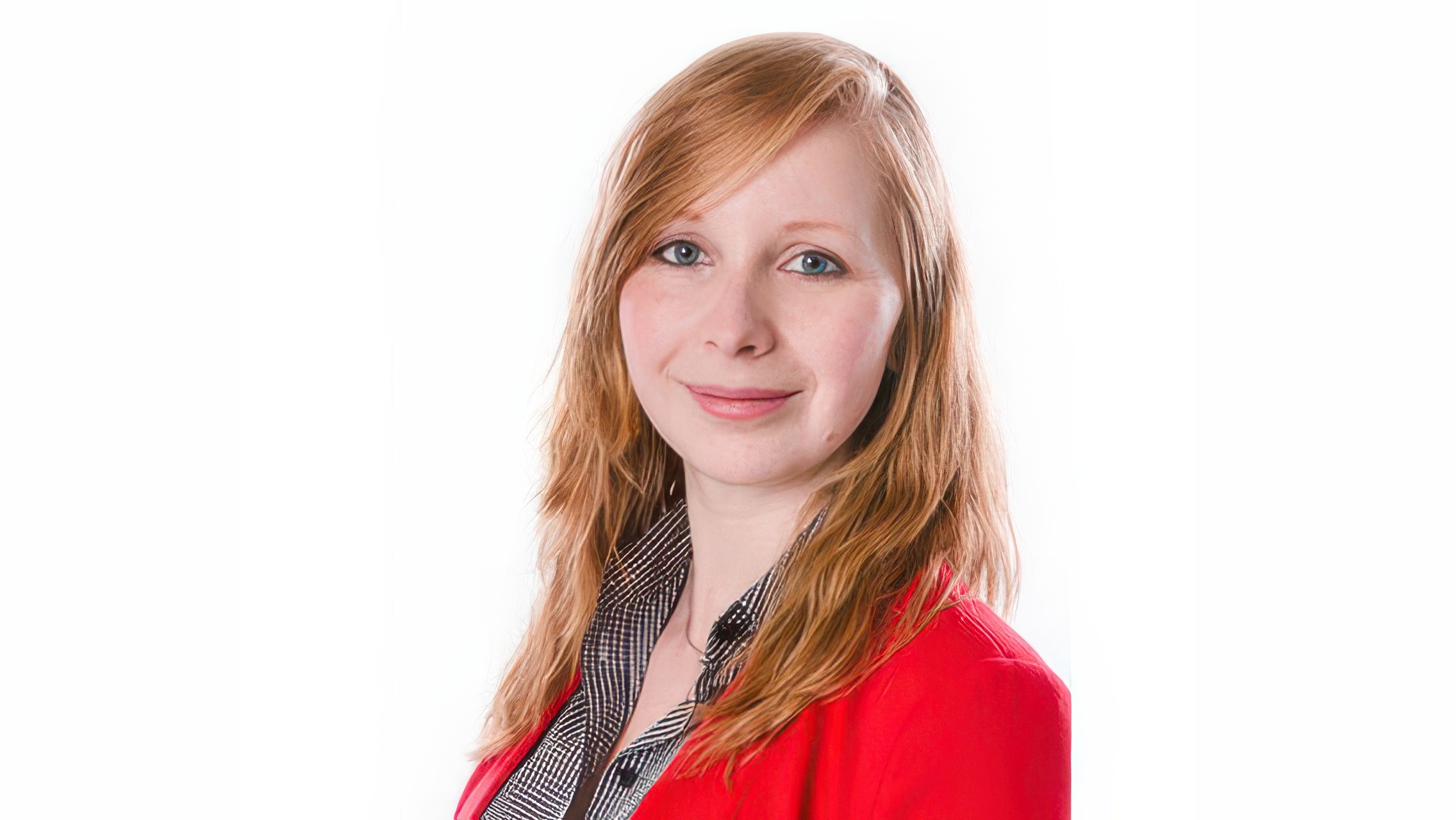 Porträt von Vanessa Humpert, der neuen Leitung der Kundenbetreuung bei leoticket, vor neutralem Hintergrund.