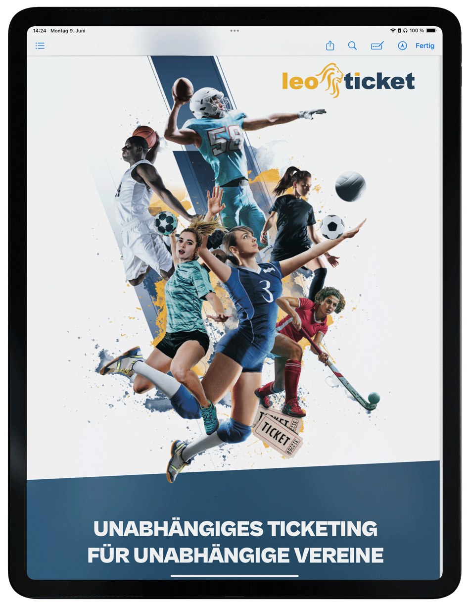 Ein American-Football-Spieler wirft einen Football; ein Basketballspieler wirft einen Basketball; eine Fußballspielerin spielt einen Fußball; eine Handballspielerin wirft einen Handball; eine Hockeyspielerin spielt einen Hockeyball; eine Volleyballspielerin schlägt einen Volleyball; im Hintergrund blaue und gelbe grafische Elemente und Abreißtickets.