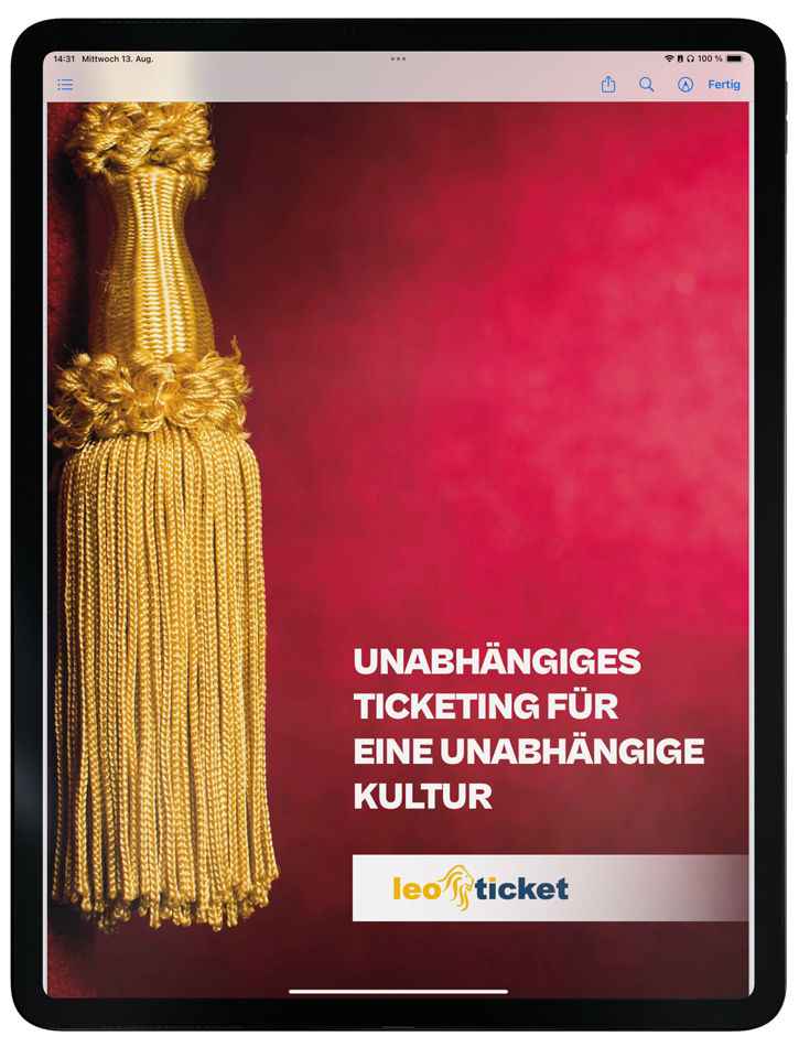 Ein American-Football-Spieler wirft einen Football; ein Basketballspieler wirft einen Basketball; eine Fußballspielerin spielt einen Fußball; eine Handballspielerin wirft einen Handball; eine Hockeyspielerin spielt einen Hockeyball; eine Volleyballspielerin schlägt einen Volleyball; im Hintergrund blaue und gelbe grafische Elemente und Abreißtickets.